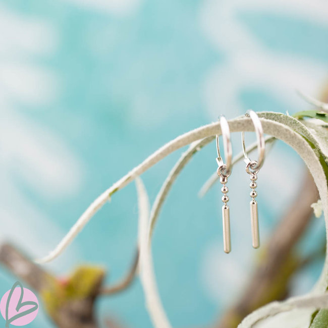 KARMA Zilver oorringen met staafje en bolletjes