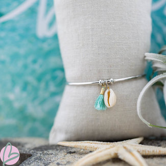 Beadle Zilver bangle armband met cowrie schelpje en mint kwastje