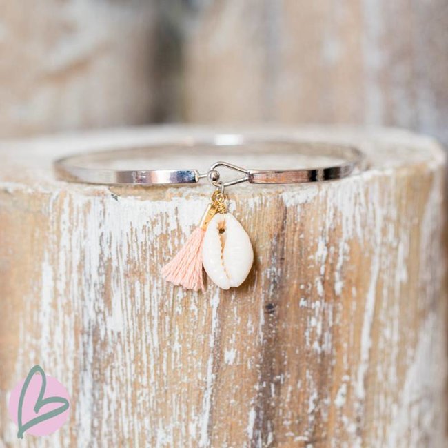 Beadle zilverkleurige platte armband met cowrie schelp en peach kwastje