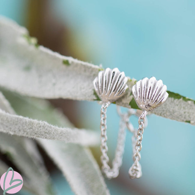 Karma Zilver oorstekers met schelp en ketting