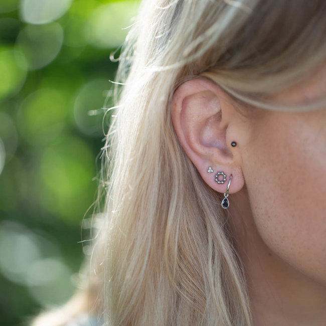 KARMA karma zilver oorringen met zwarte druppel