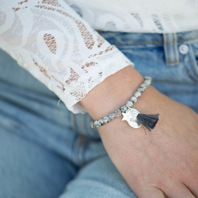 Biba Grijze stenen armband met kwast en ster