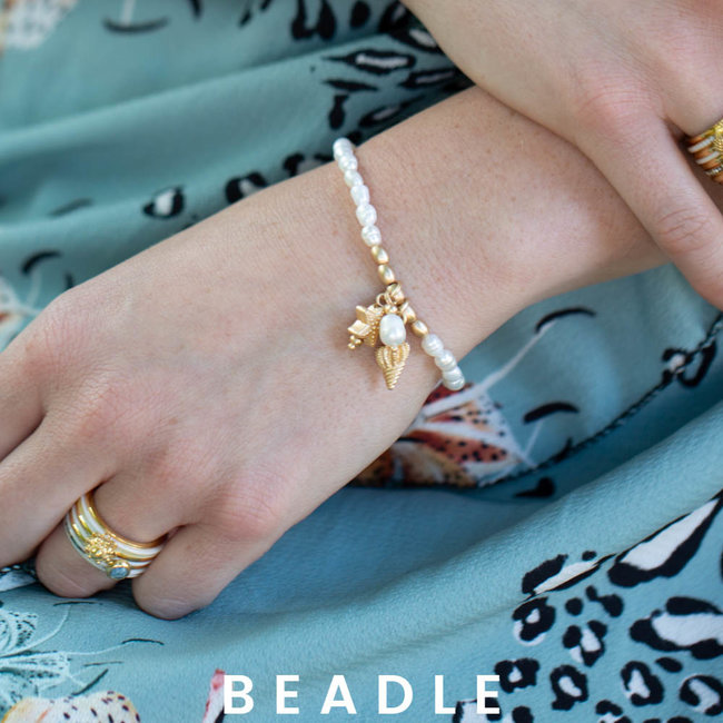 Biba Biba witte zoetwaterparel armband met zeester en schelp in goud