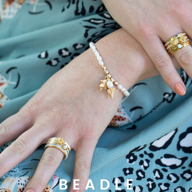 Biba witte zoetwaterparel armband met zeester en schelp in goud