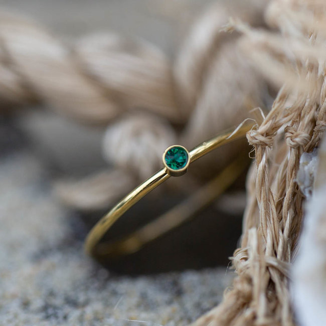 Stalen gouden fijne ring met groen steentje