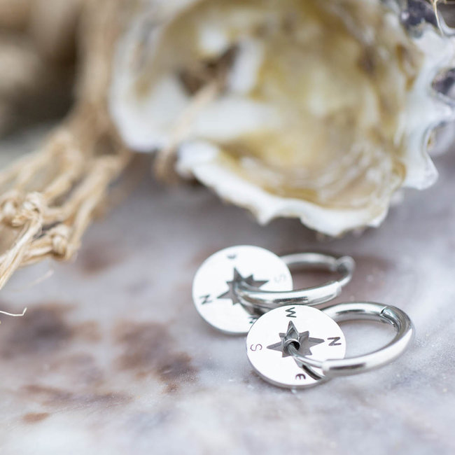 Day & Eve  Zilver oorringen met kompas