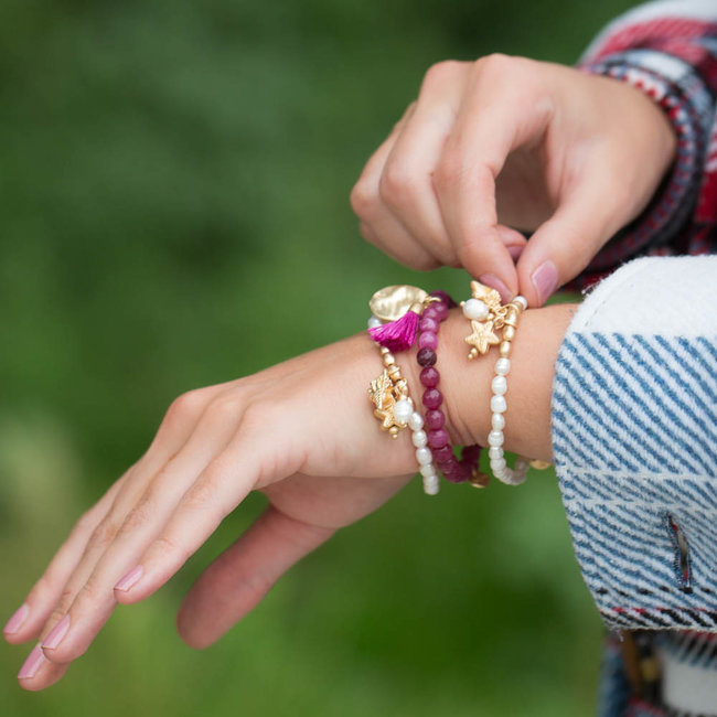Biba Biba witte zoetwaterparel armband met zeester en schelp in goud