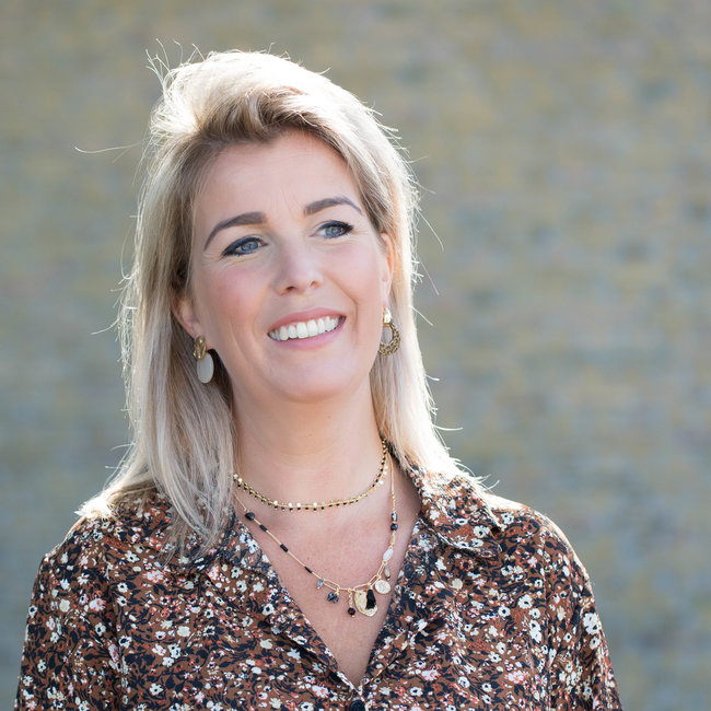 Biba Goud schakel ketting met zwarte bedels