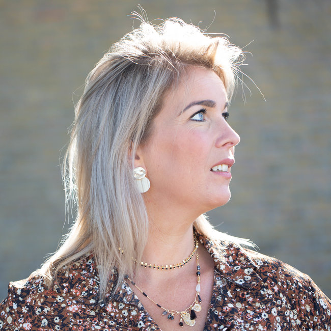 Biba Goud schakel ketting met zwarte bedels