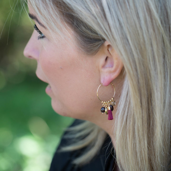 Goud oorrring in rood aubergine kleur