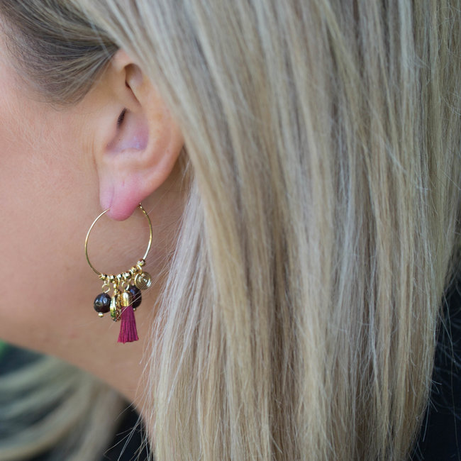 Goud oorrring in rood aubergine kleur