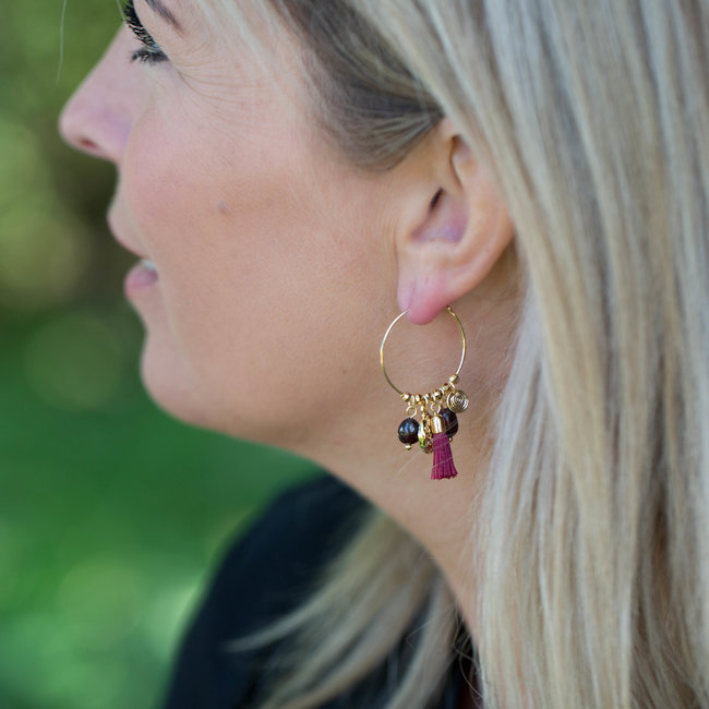 Goud oorrring in rood aubergine kleur