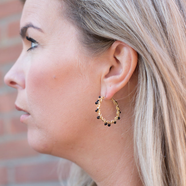 Goud oorring met zwarte kraaltjes