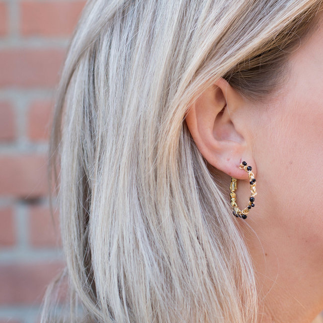 Goud oorring met zwarte kraaltjes
