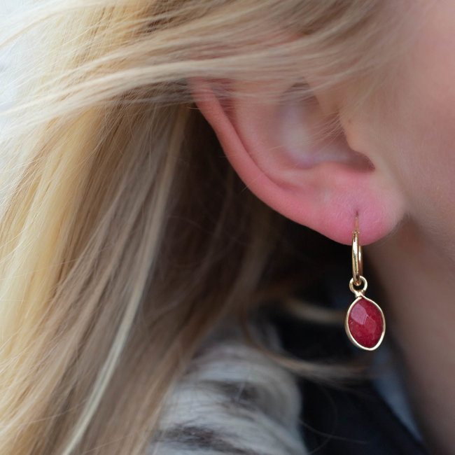 Creolen goudkleurig met edelsteen rood