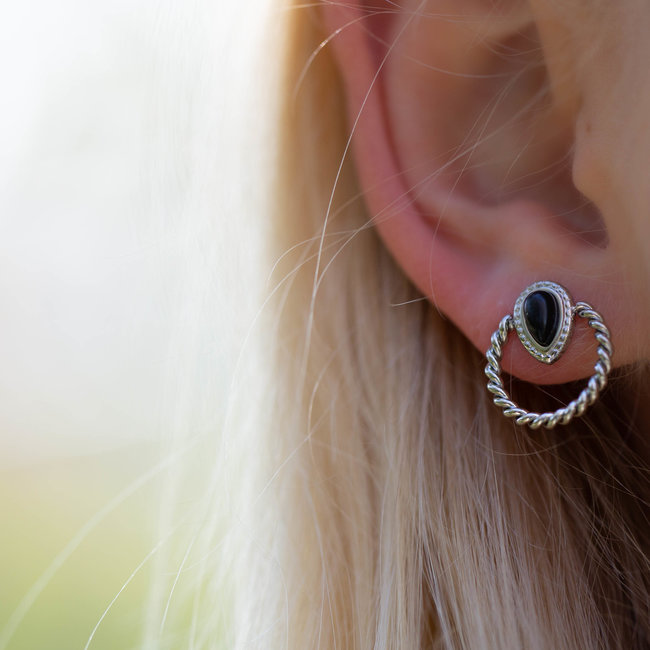 zilver oorbellen met zwarte druppel
