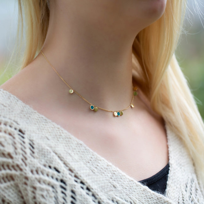 Goud ketting met groene en gouden muntjes