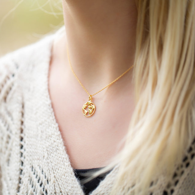 Karma ketting zilver met wereldbol  goudkleur