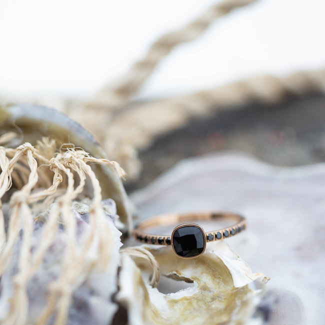 IXXXI Ixxxi rosegoud ring met zwarte steen