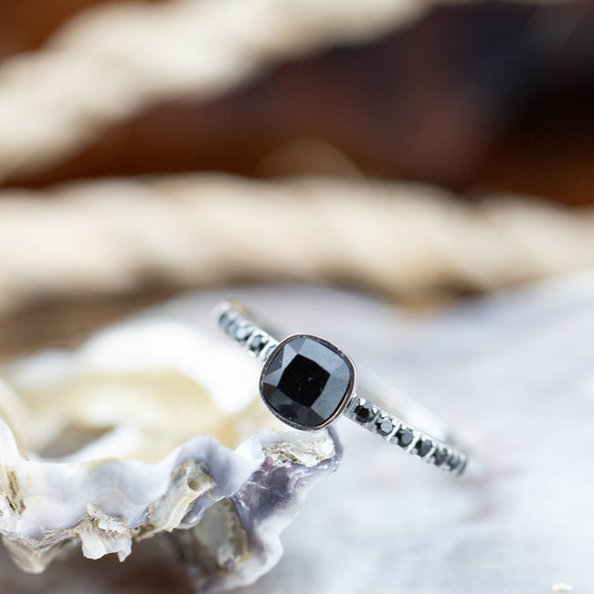 Ixxxi ring zilver prince met zwarte steen