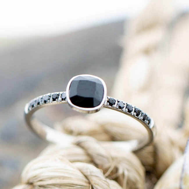 Ixxxi ring zilver prince met zwarte steen