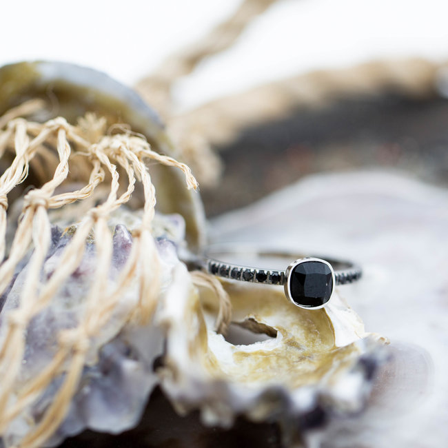 Ixxxi ring zilver prince met zwarte steen
