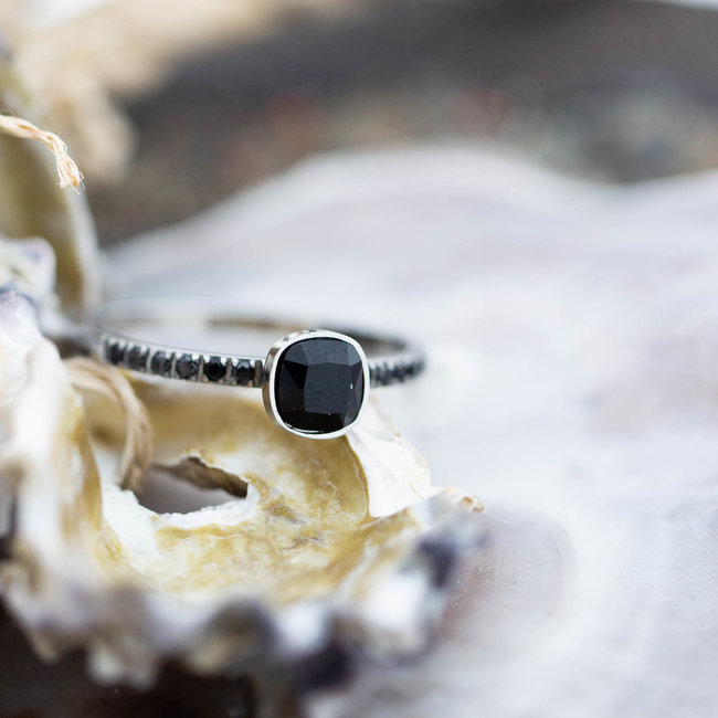 Ixxxi ring zilver prince met zwarte steen