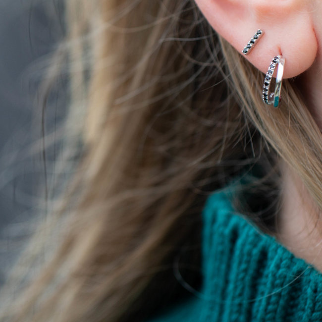 Echt zilver Oorbellen half hoop of tube zwarte zirconia