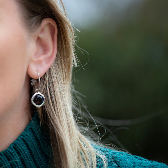 Zilveren oorbellen met bruine steen