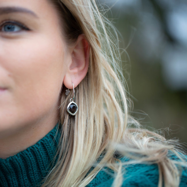 Zilveren oorbellen met bruine steen