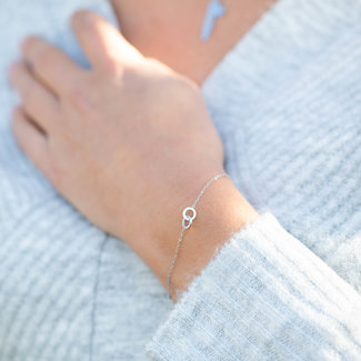 Day & Eve  Zilver armband  twee verbonden ringen