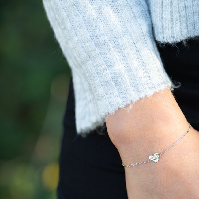Zilver armbandje met bewerkt hartje