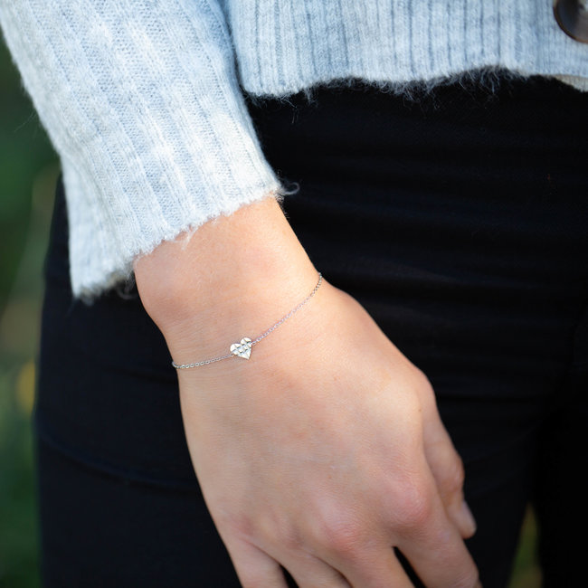 Zilver armbandje met bewerkt hartje