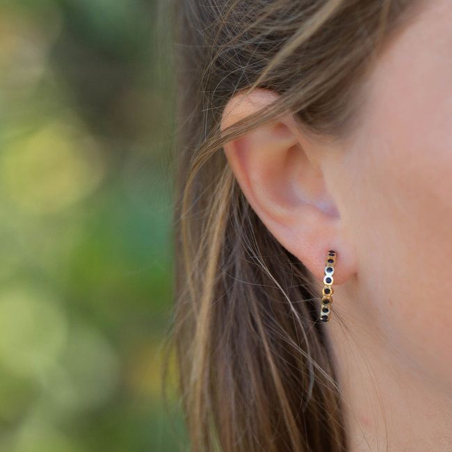 Goud oorring creool met zwarte steentjes