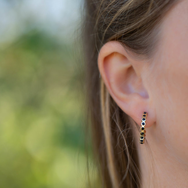 Goud oorring creool met zwarte steentjes