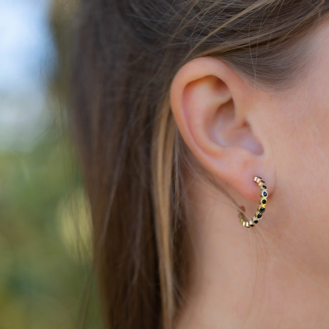 Goud oorring creool met zwarte steentjes