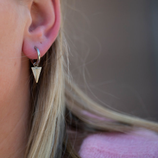 Zilver oorbellen driehoek triangle  stralen go dutch label