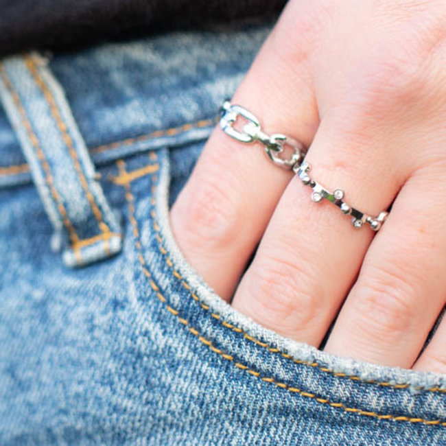 Zilver stalen ring met steentjes en bolletjes