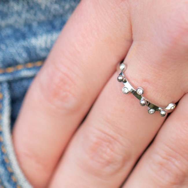 Zilver stalen ring met steentjes en bolletjes