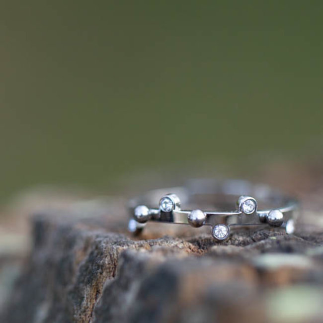 Zilver stalen ring met steentjes en bolletjes
