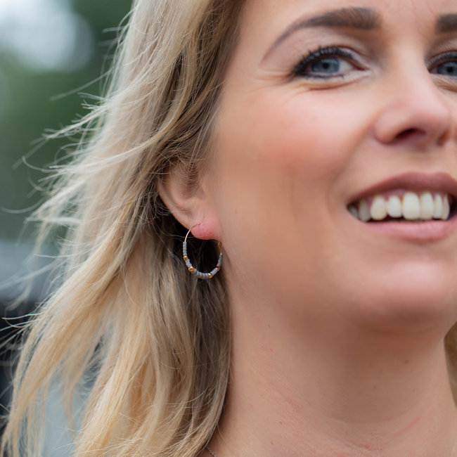 Biba Goud oorring met grijze kraaltjes