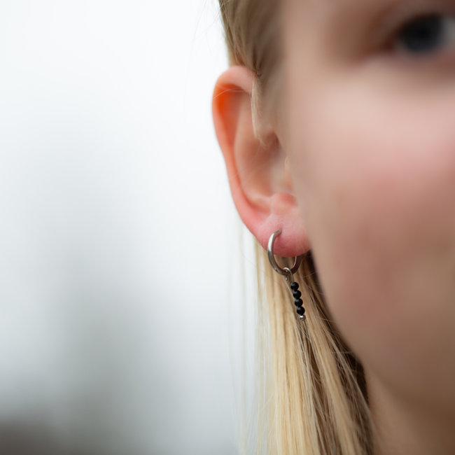 Zilver oorringen met zwarte steentjes