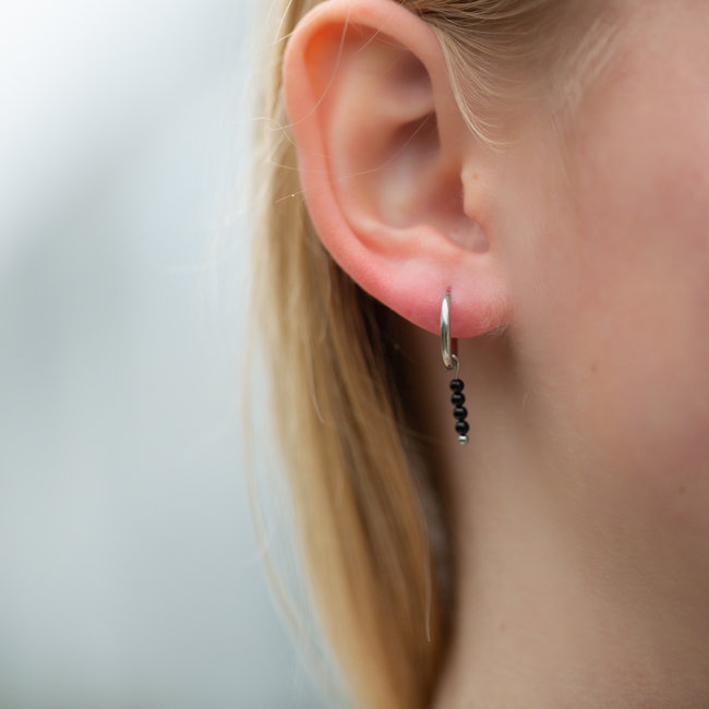 Zilver oorringen met zwarte steentjes