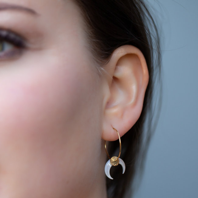 Day & Eve  Goud oorring creool met witte hanger