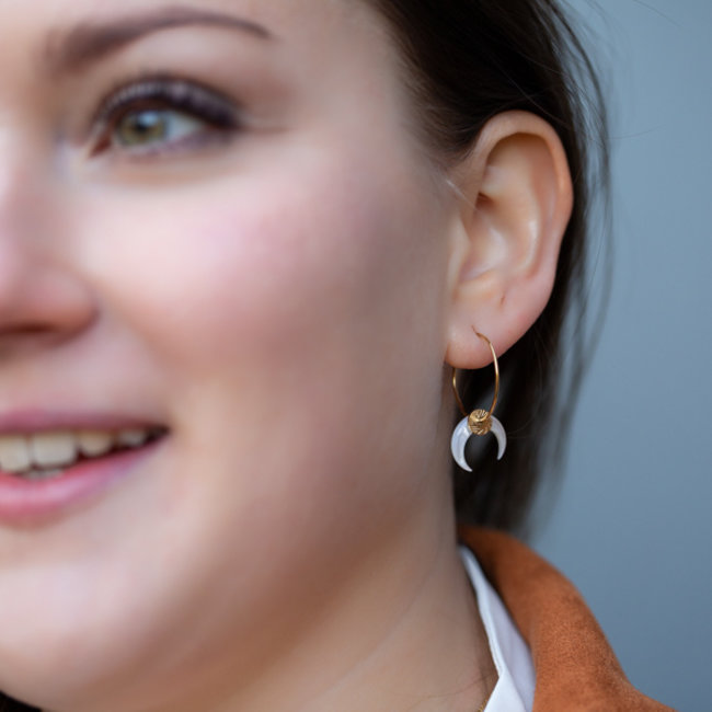 Day & Eve by Go Dutch Label Goud oorring creool met witte hanger