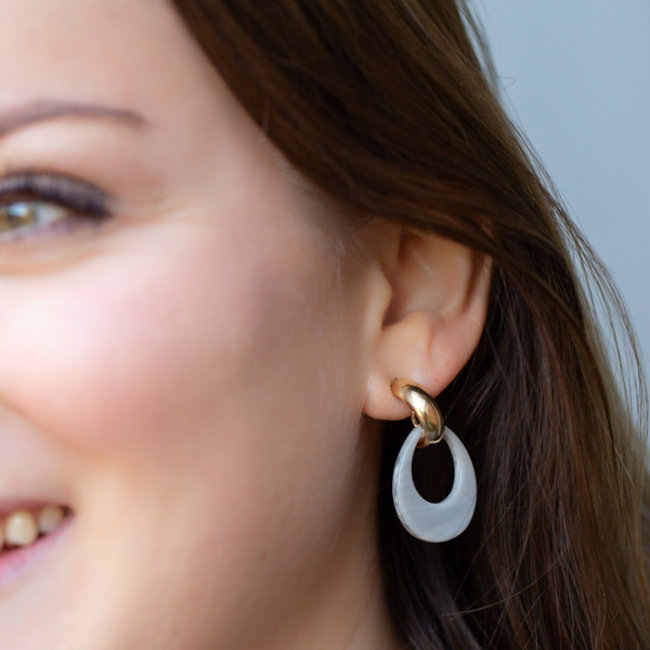 Biba goud oorbellen met grijs platte druppel hangers