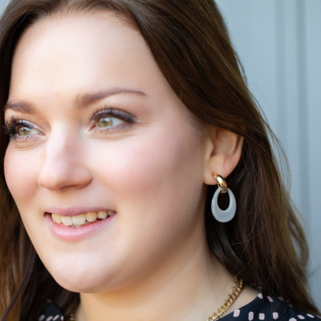Biba goud oorbellen met grijs platte druppel hangers