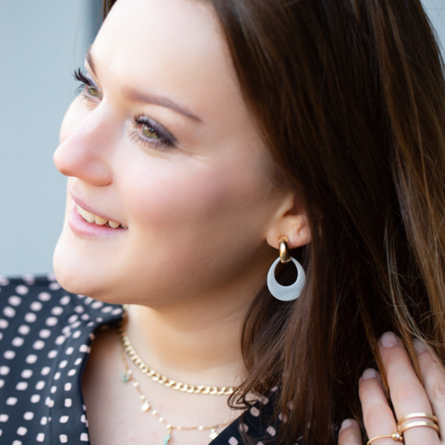 Biba goud oorbellen met grijs platte druppel hangers