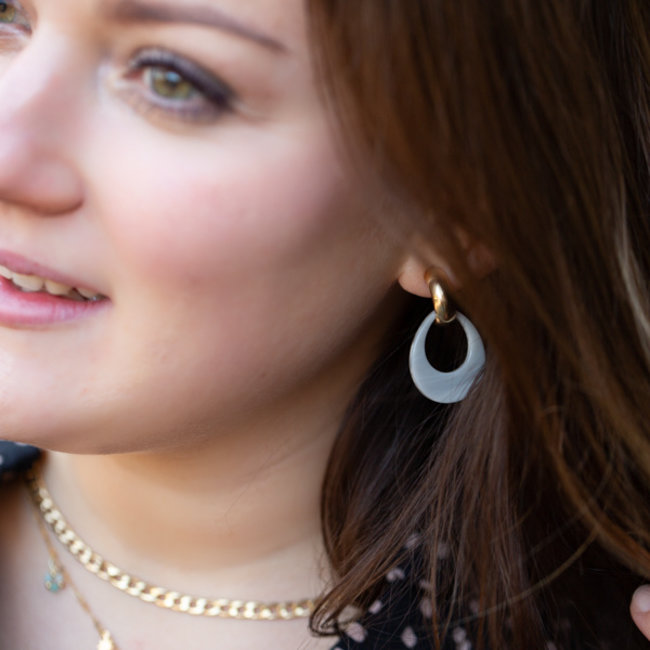 Biba goud oorbellen met grijs platte druppel hangers