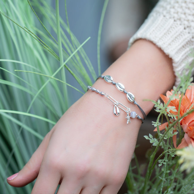 Biba Zilver grijze combi armbanden met schelp